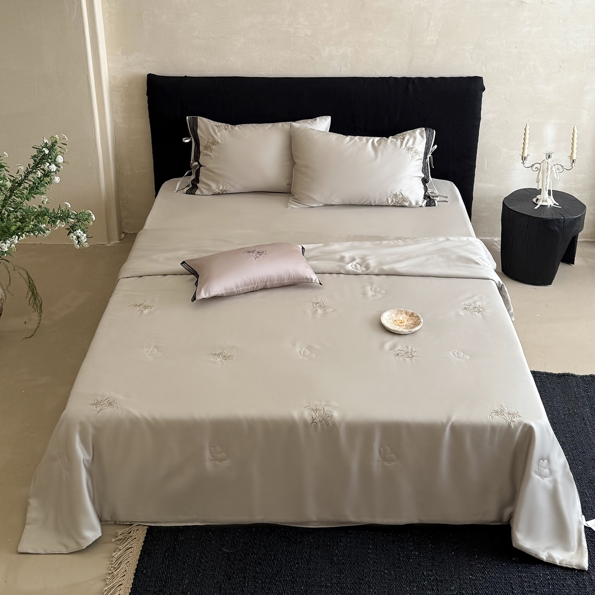 91家纺网 家纺一手货源 找家纺 鹿班家居 2026新款60S兰精天丝刺绣夏被系列-花姿（标准会员-20元） 米灰色