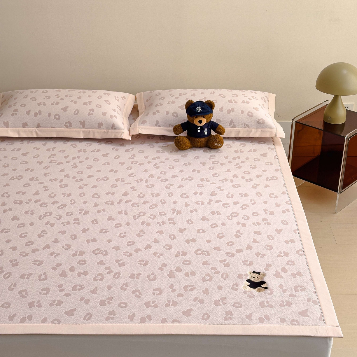 91家纺网 家纺一手货源 找家纺 孩子王家纺 2026春夏新款A类母婴级ins清新冰豆豆小熊刺绣凉感值过0.21夏季冰丝席凉席 小熊豹豹-粉 床单款