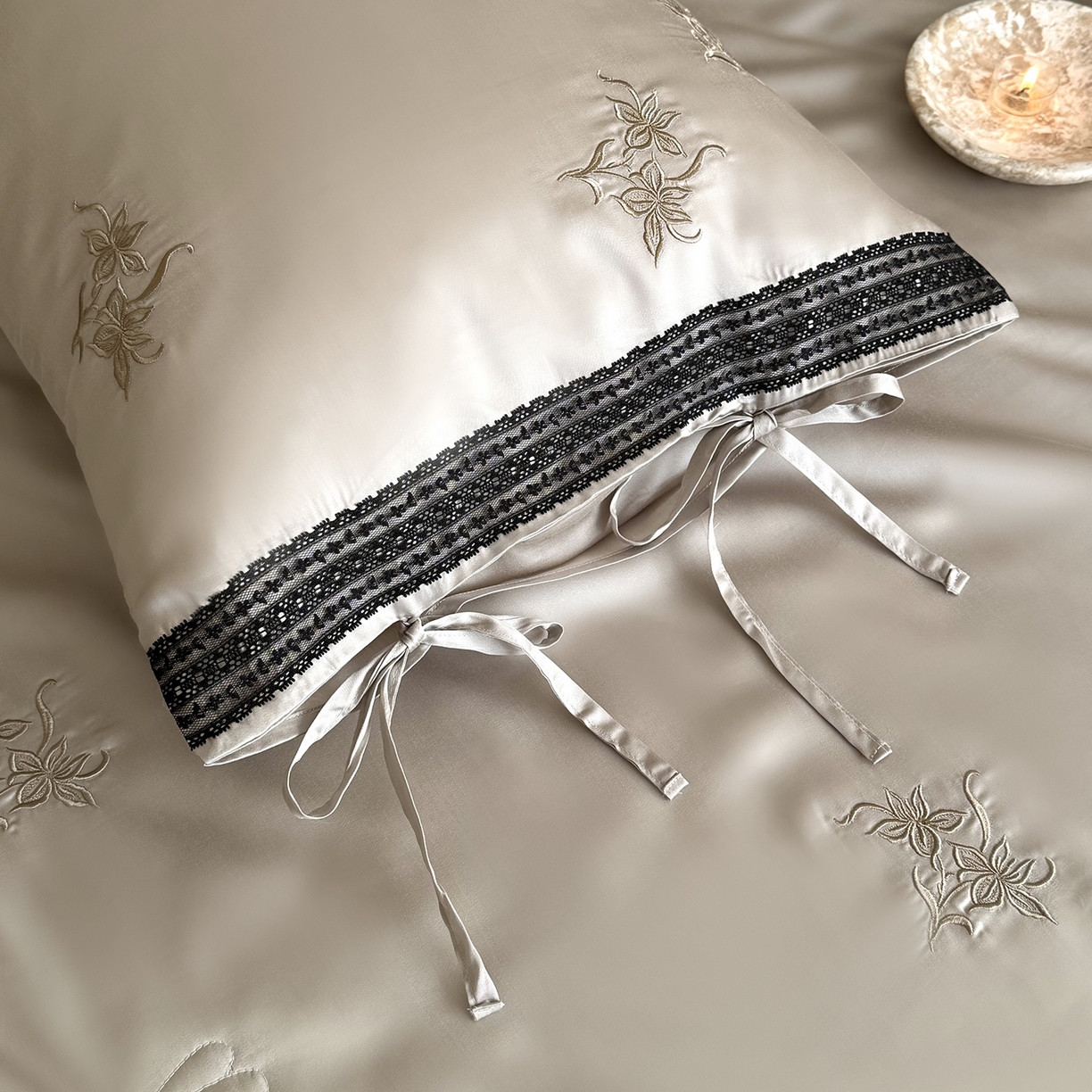 91家纺网 家纺一手货源 找家纺 鹿班家居 2026新款60S兰精天丝刺绣夏被系列-花姿（标准会员-20元） 米灰色