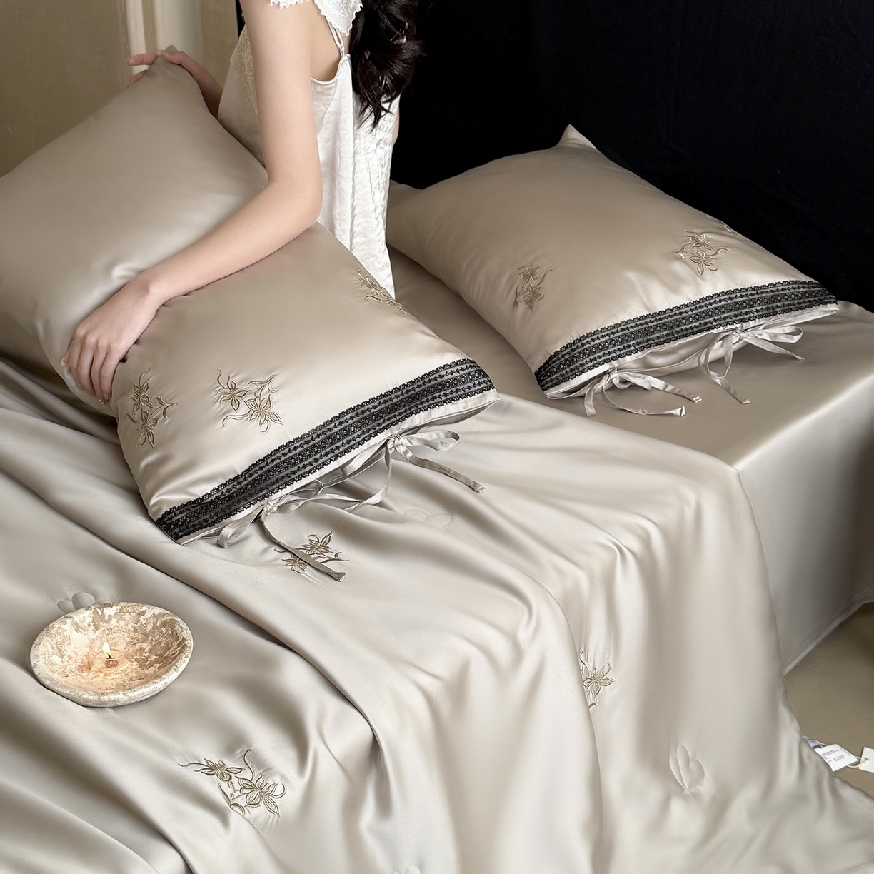 91家纺网 家纺一手货源 找家纺 鹿班家居 2026新款60S兰精天丝刺绣夏被系列-花姿（标准会员-20元） 米灰色