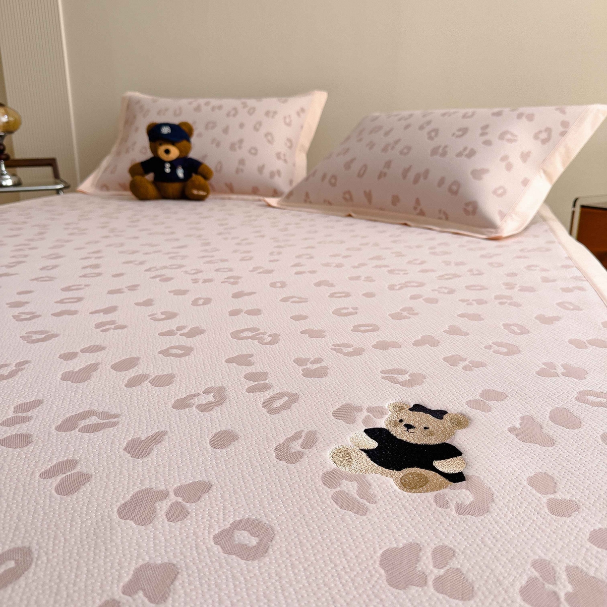 91家纺网 家纺一手货源 找家纺 孩子王家纺 2026春夏新款A类母婴级ins清新冰豆豆小熊刺绣凉感值过0.21夏季冰丝席凉席 小熊豹豹-粉 床单款