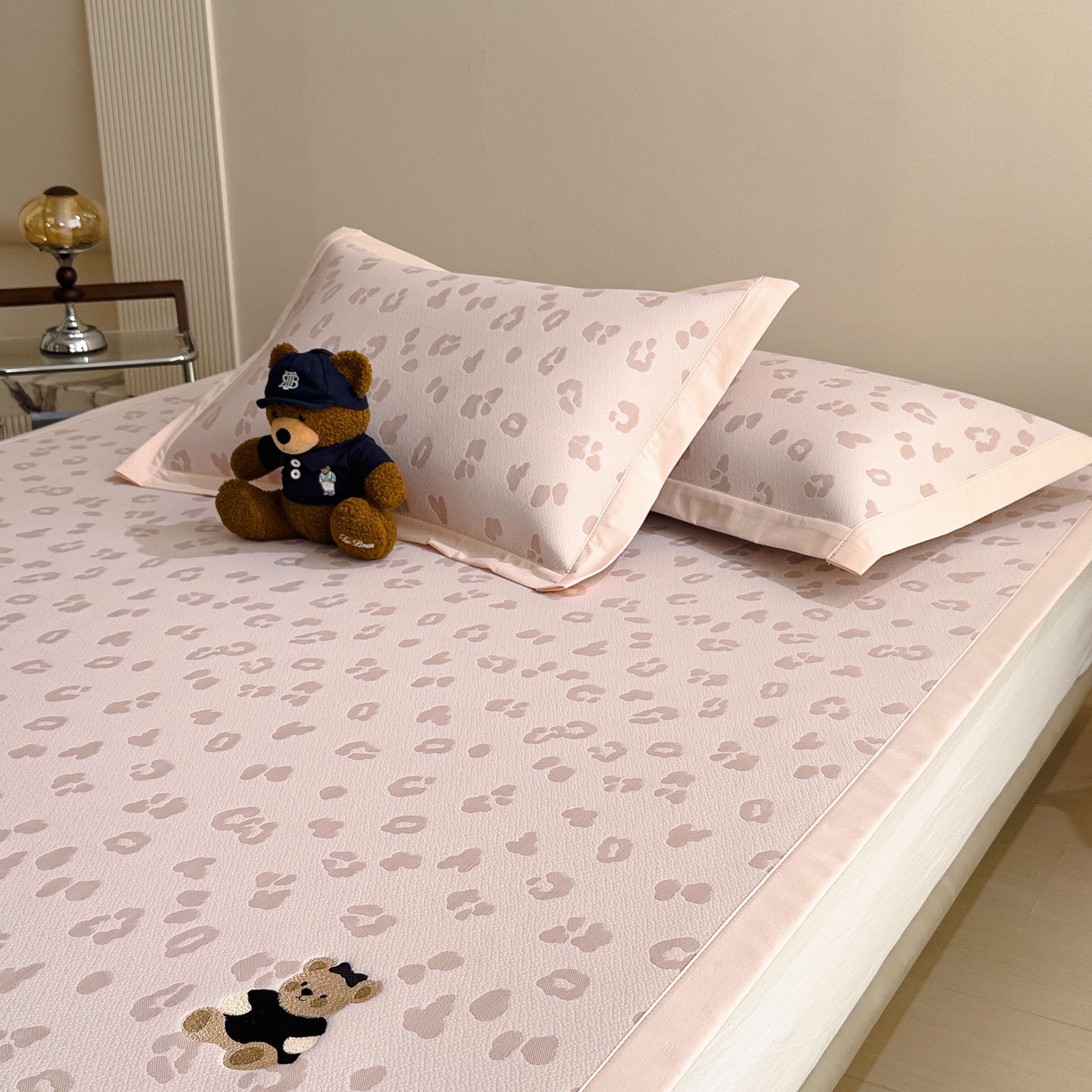 91家纺网 家纺一手货源 找家纺 孩子王家纺 2026春夏新款A类母婴级ins清新冰豆豆小熊刺绣凉感值过0.21夏季冰丝席凉席 小熊豹豹-粉 床单款