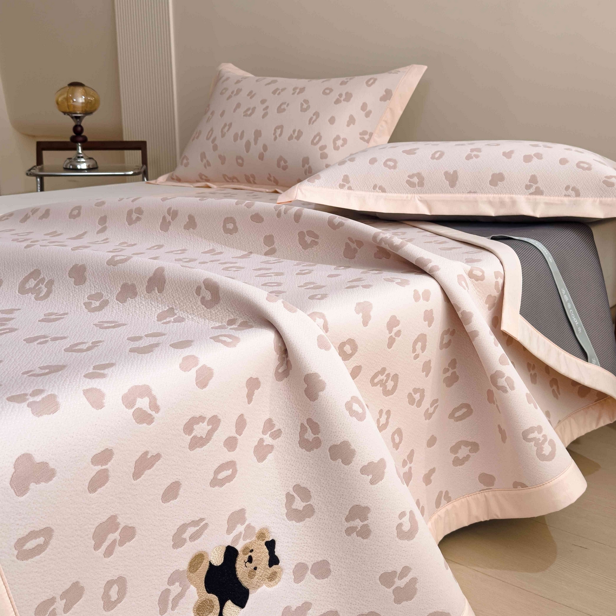 91家纺网 家纺一手货源 找家纺 孩子王家纺 2026春夏新款A类母婴级ins清新冰豆豆小熊刺绣凉感值过0.21夏季冰丝席凉席 小熊豹豹-粉 床单款