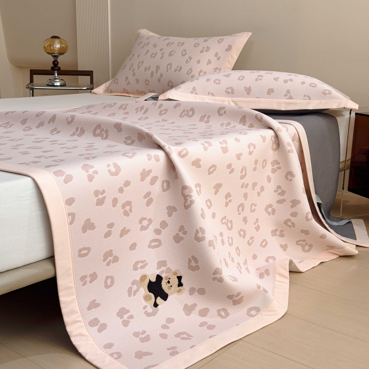 91家纺网 家纺一手货源 找家纺 孩子王家纺 2026春夏新款A类母婴级ins清新冰豆豆小熊刺绣凉感值过0.21夏季冰丝席凉席 小熊豹豹-粉 床单款