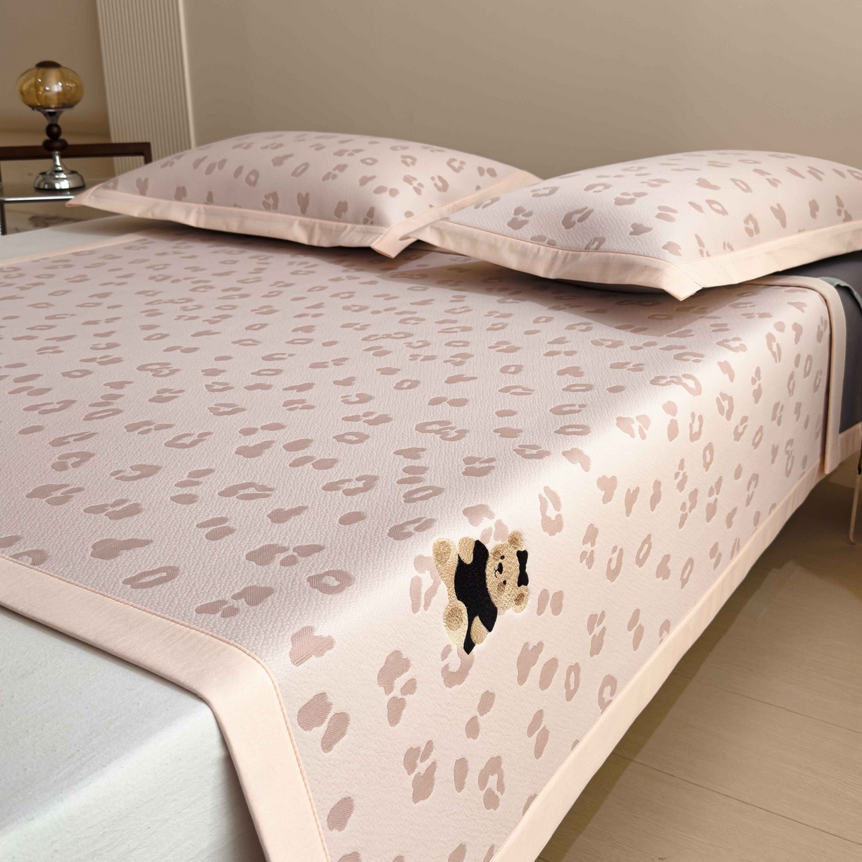 91家纺网 家纺一手货源 找家纺 孩子王家纺 2026春夏新款A类母婴级ins清新冰豆豆小熊刺绣凉感值过0.21夏季冰丝席凉席 小熊豹豹-粉 床单款