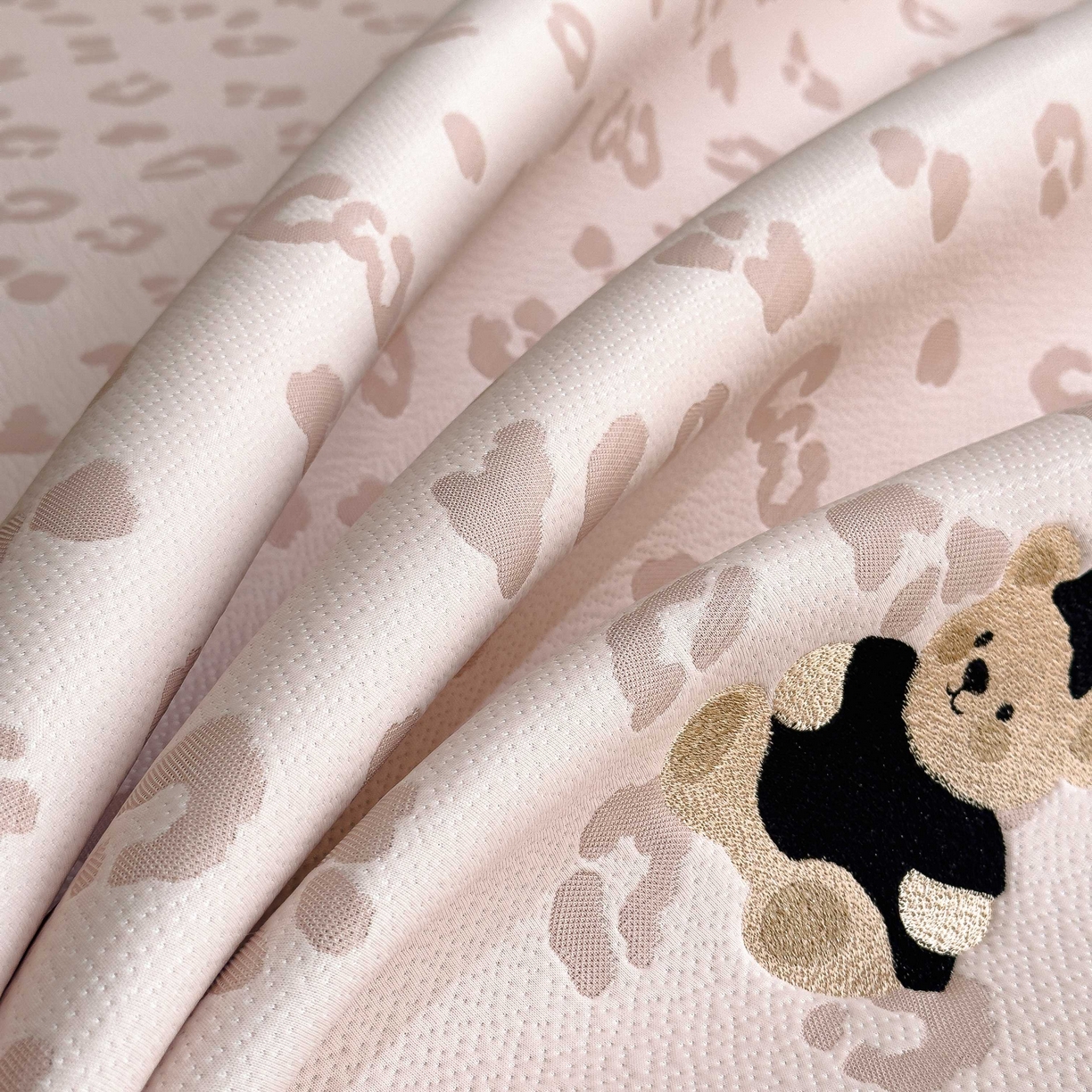 91家纺网 家纺一手货源 找家纺 孩子王家纺 2026春夏新款A类母婴级ins清新冰豆豆小熊刺绣凉感值过0.21夏季冰丝席凉席 小熊豹豹-粉 床单款