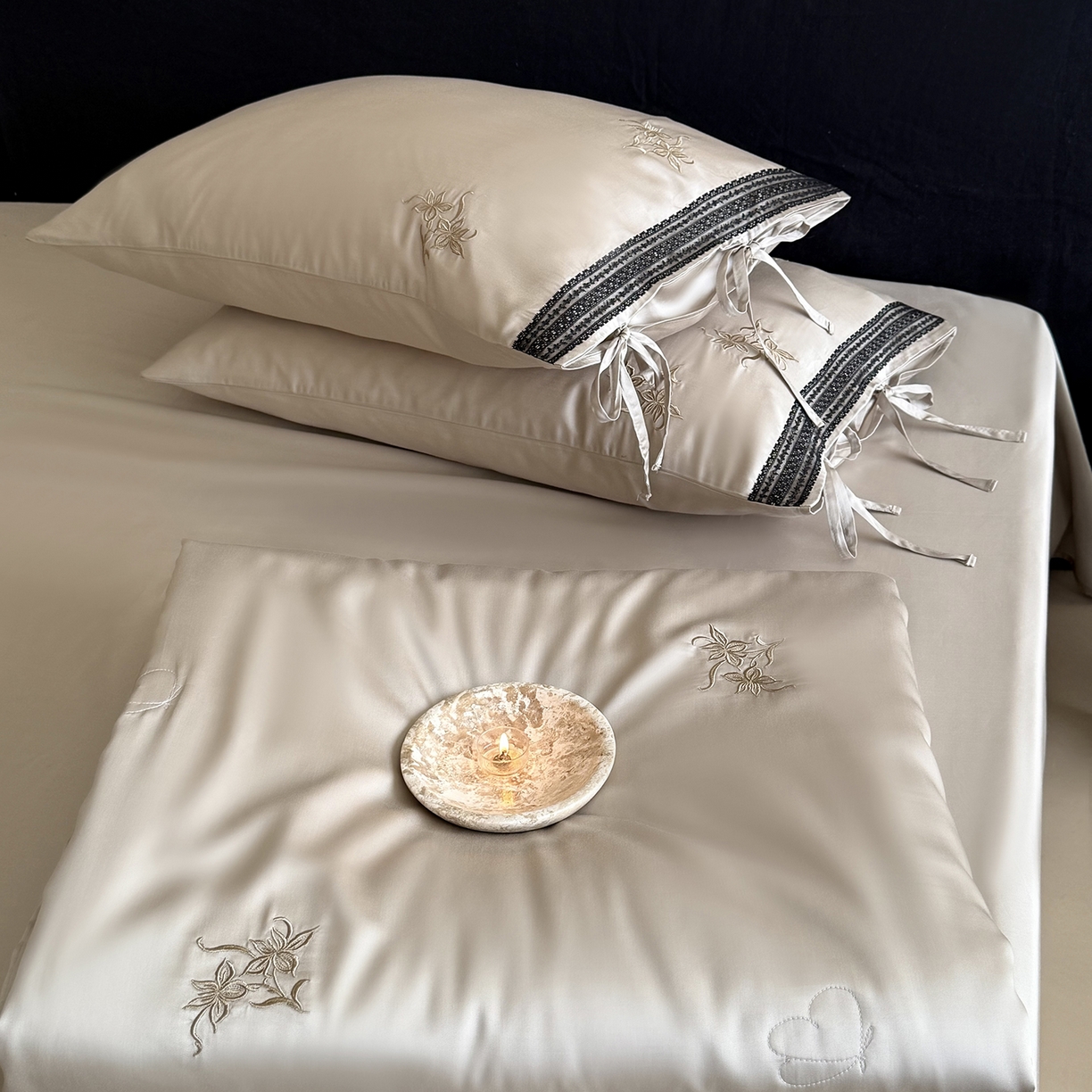 91家纺网 家纺一手货源 找家纺 鹿班家居 2026新款60S兰精天丝刺绣夏被系列-花姿（标准会员-20元） 米灰色