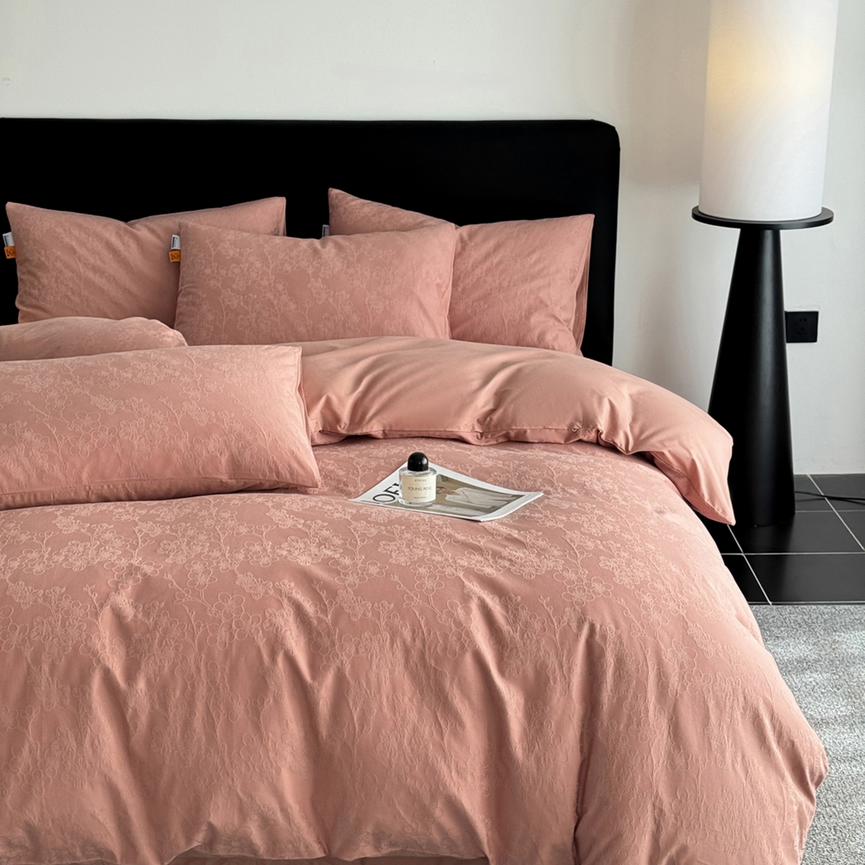 91家纺网 家纺一手货源 找家纺 简宜家居（朝初家纺） 2026新款四季40支全棉提花纯棉四件套--彩绘系列 粉嫩-梅影