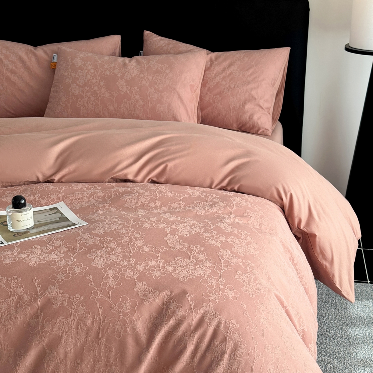 91家纺网 家纺一手货源 找家纺 简宜家居（朝初家纺） 2026新款四季40支全棉提花纯棉四件套--彩绘系列 粉嫩-梅影