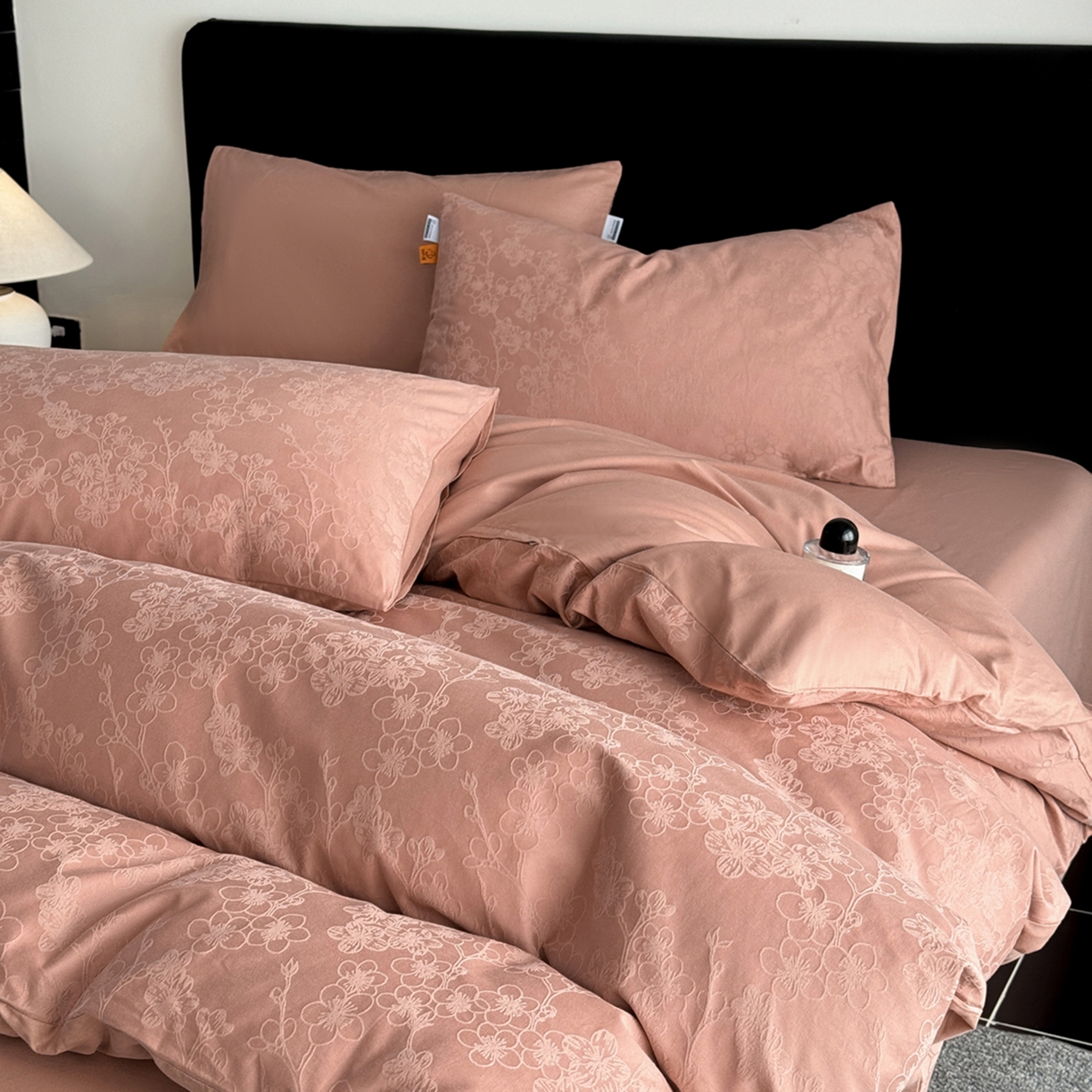 91家纺网 家纺一手货源 找家纺 简宜家居（朝初家纺） 2026新款四季40支全棉提花纯棉四件套--彩绘系列 粉嫩-梅影