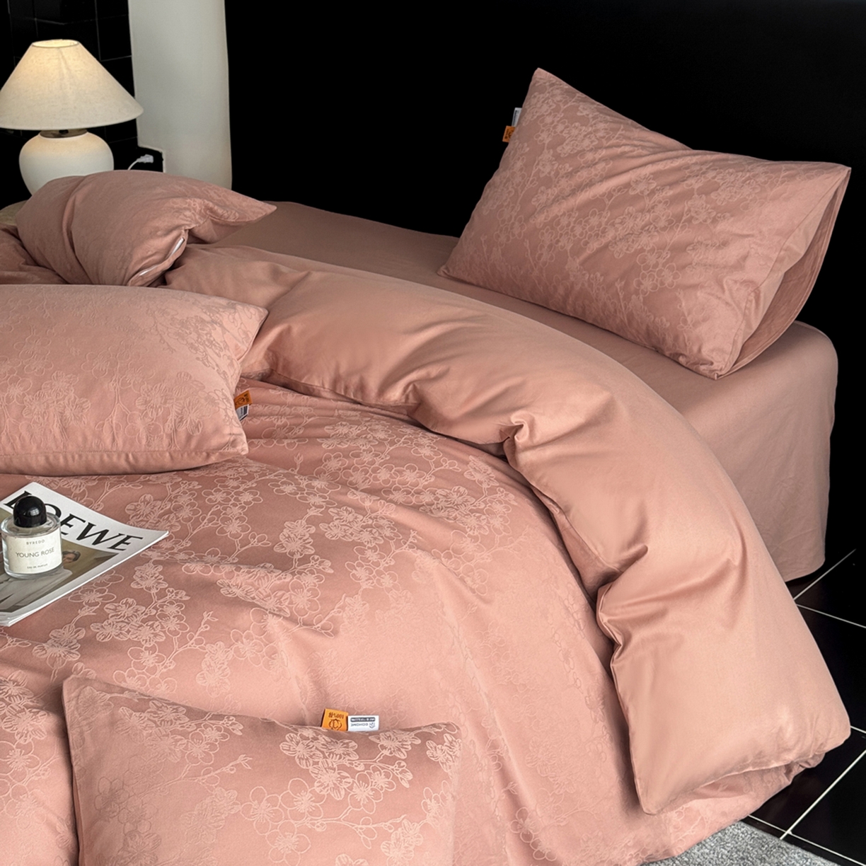 91家纺网 家纺一手货源 找家纺 简宜家居（朝初家纺） 2026新款四季40支全棉提花纯棉四件套--彩绘系列 粉嫩-梅影