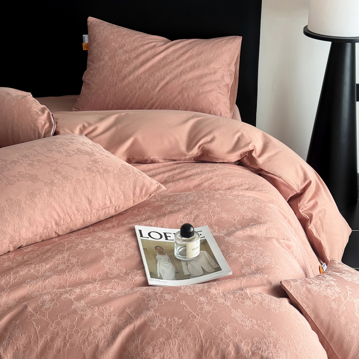 91家纺网 家纺一手货源 找家纺 简宜家居（朝初家纺） 2026新款四季40支全棉提花纯棉四件套--彩绘系列 粉嫩-梅影