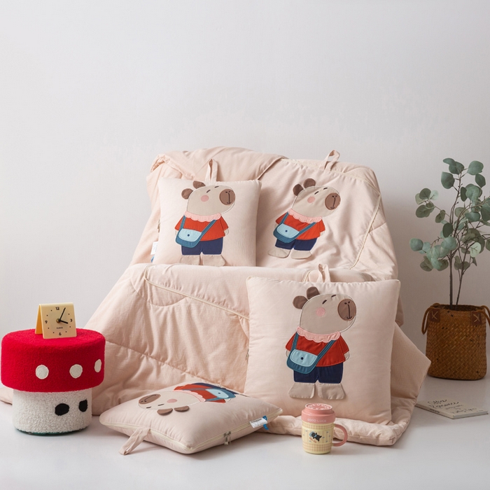 91家纺网 家纺一手货源 找家纺 雷娜家居 2026新款糯糯棉四季款卡皮巴拉抱枕被 卡皮巴拉粉色