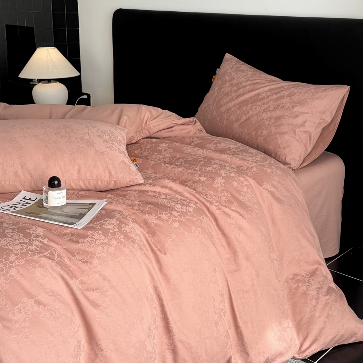 91家纺网 家纺一手货源 找家纺 简宜家居（朝初家纺） 2026新款四季40支全棉提花纯棉四件套--彩绘系列 粉嫩-梅影