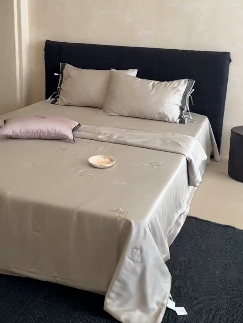 91家纺网 家纺一手货源 找家纺 鹿班家居 2026新款60S兰精天丝刺绣夏被系列-花姿（标准会员-20元） 米灰色