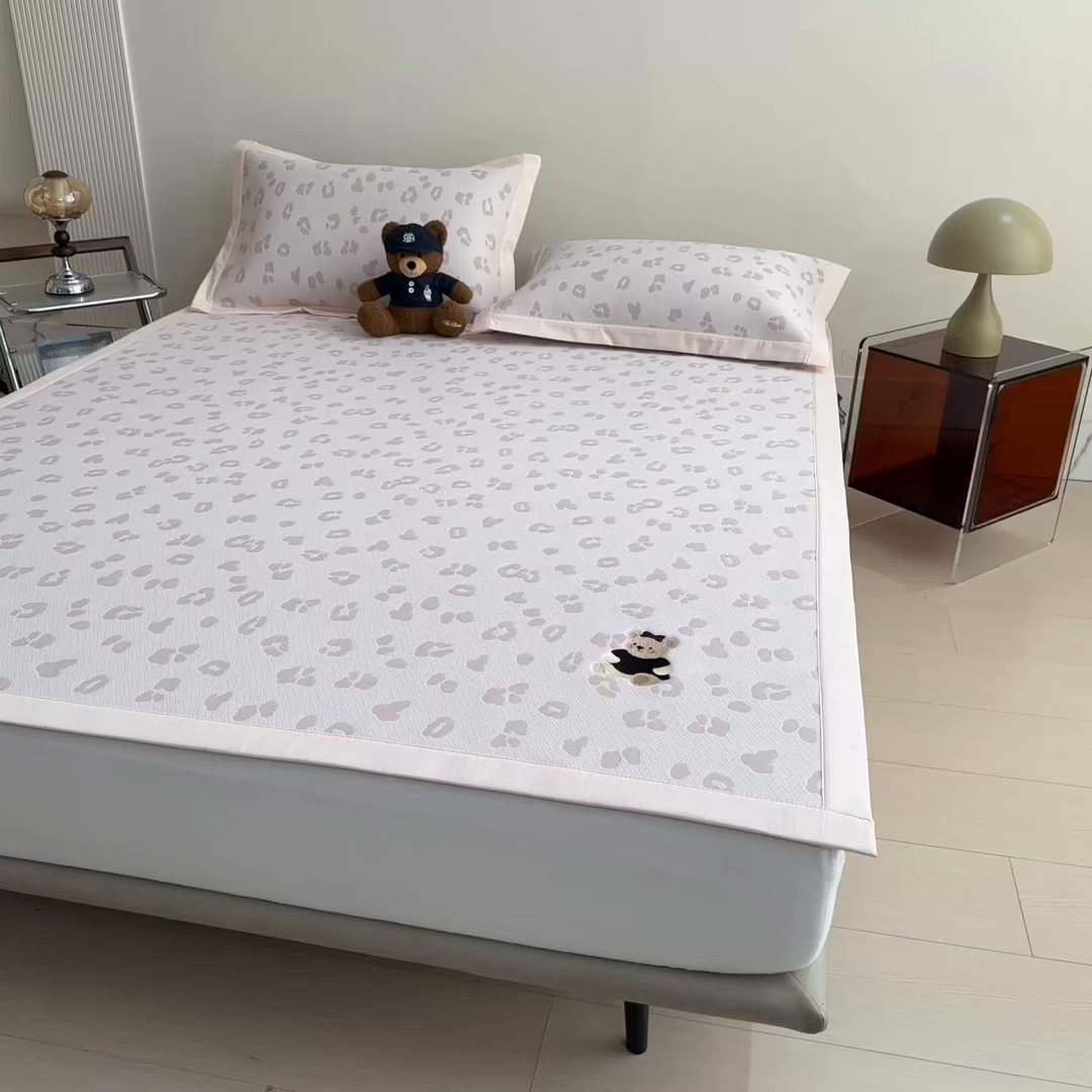 91家纺网 家纺一手货源 找家纺 孩子王家纺 2026春夏新款A类母婴级ins清新冰豆豆小熊刺绣凉感值过0.21夏季冰丝席凉席 小熊豹豹-粉 床单款