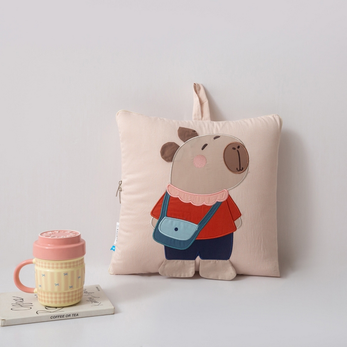 91家纺网 家纺一手货源 找家纺 雷娜家居 2026新款糯糯棉四季款卡皮巴拉抱枕被 卡皮巴拉粉色