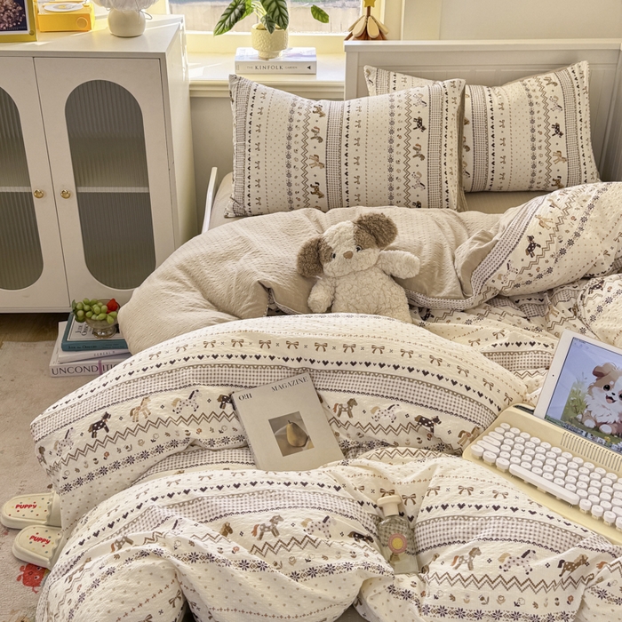 91家纺网 家纺一手货源 找家纺 赛琳 2026新款春夏款泡芙纱双层纱加厚费尔岛系列四件套（有买家秀） 栗色木马纹