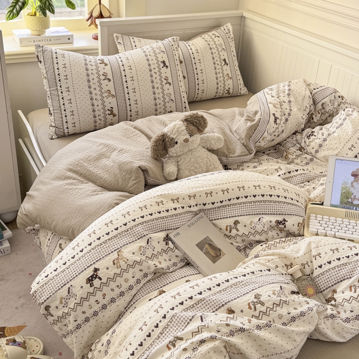 91家纺网 家纺一手货源 找家纺 赛琳 2026新款春夏款泡芙纱双层纱加厚费尔岛系列四件套（有买家秀） 栗色木马纹