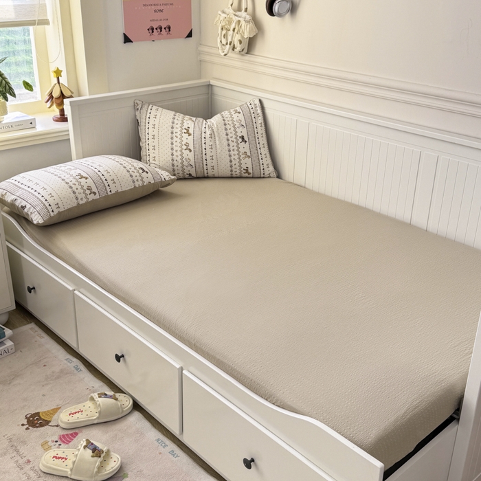 91家纺网 家纺一手货源 找家纺 赛琳 2026新款春夏款泡芙纱双层纱加厚费尔岛系列四件套（有买家秀） 栗色木马纹