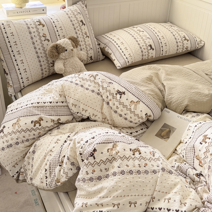 91家纺网 家纺一手货源 找家纺 赛琳 2026新款春夏款泡芙纱双层纱加厚费尔岛系列四件套（有买家秀） 栗色木马纹