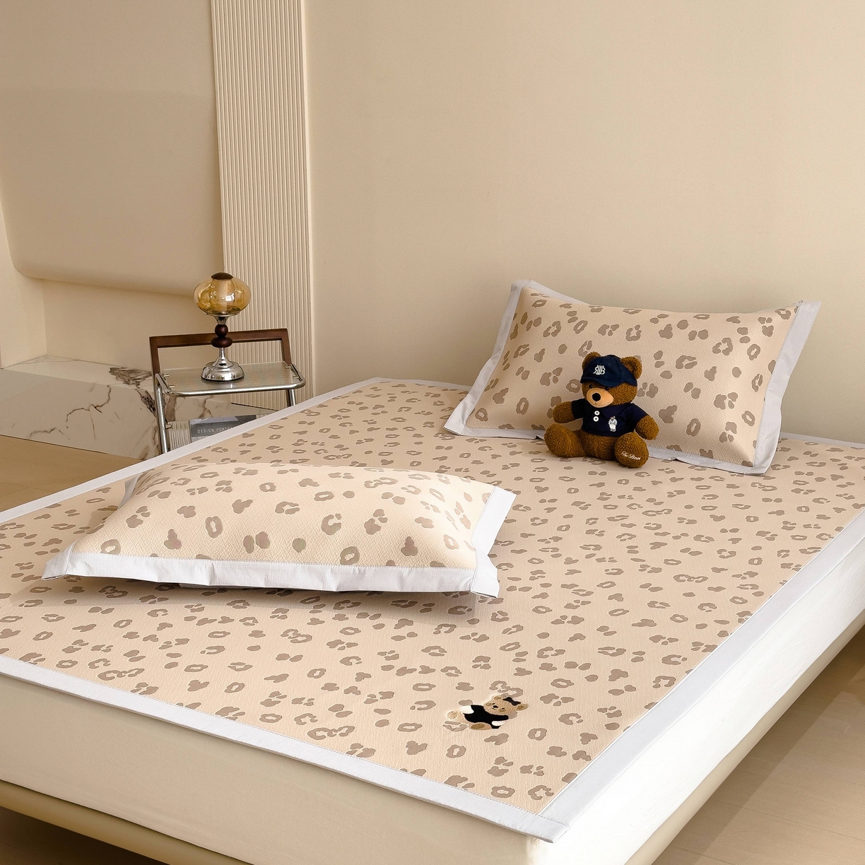 91家纺网 家纺一手货源 找家纺 孩子王家纺 2026春夏新款A类母婴级ins清新冰豆豆小熊刺绣凉感值过0.21夏季冰丝席凉席 小熊豹豹-咖 床单款