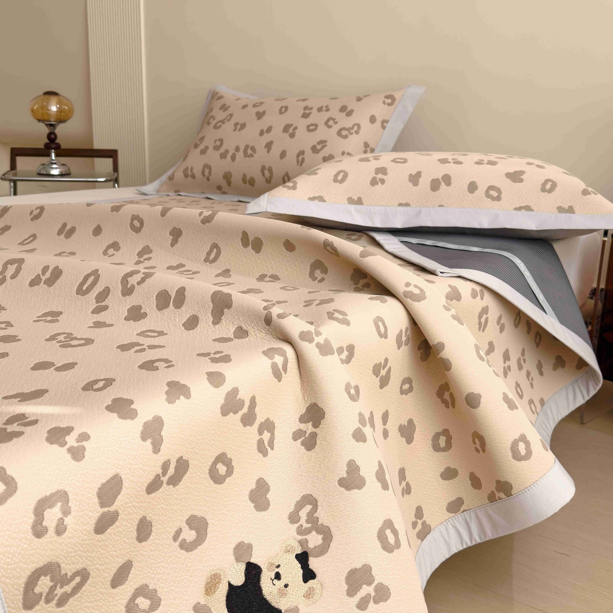 91家纺网 家纺一手货源 找家纺 孩子王家纺 2026春夏新款A类母婴级ins清新冰豆豆小熊刺绣凉感值过0.21夏季冰丝席凉席 小熊豹豹-咖 床单款