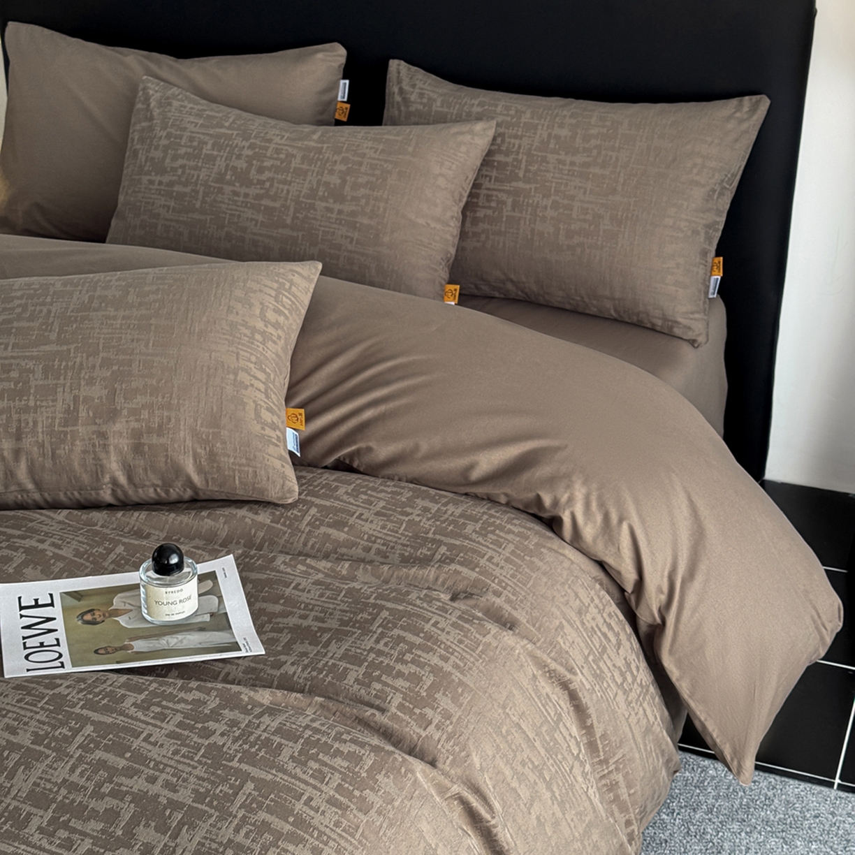 91家纺网 家纺一手货源 找家纺 简宜家居（朝初家纺） 2026新款四季40支全棉提花纯棉四件套--彩绘系列 摩卡暗纹