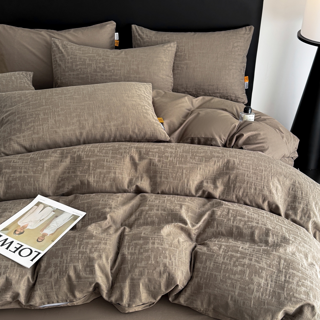 91家纺网 家纺一手货源 找家纺 简宜家居（朝初家纺） 2026新款四季40支全棉提花纯棉四件套--彩绘系列 摩卡暗纹