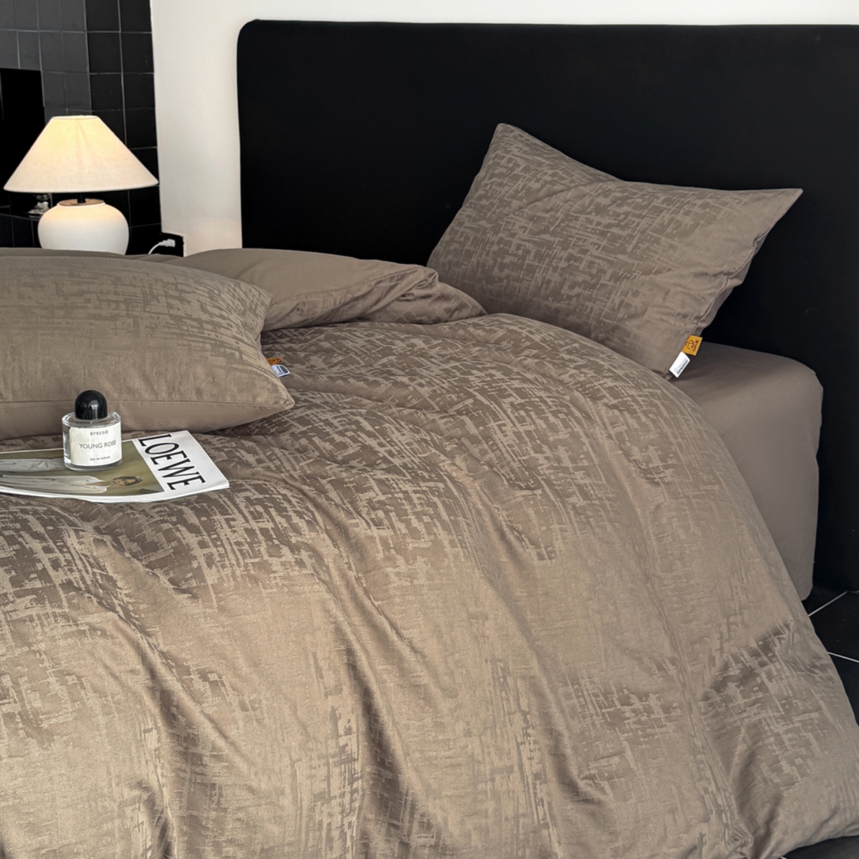 91家纺网 家纺一手货源 找家纺 简宜家居（朝初家纺） 2026新款四季40支全棉提花纯棉四件套--彩绘系列 摩卡暗纹