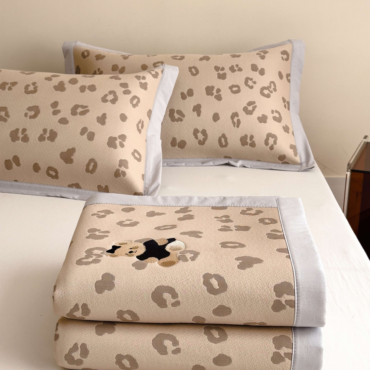 91家纺网 家纺一手货源 找家纺 孩子王家纺 2026春夏新款A类母婴级ins清新冰豆豆小熊刺绣凉感值过0.21夏季冰丝席凉席 小熊豹豹-咖 床单款