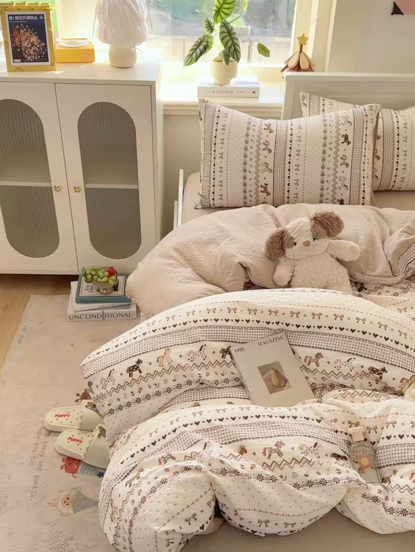 91家纺网 家纺一手货源 找家纺 赛琳 2026新款春夏款泡芙纱双层纱加厚费尔岛系列四件套（有买家秀） 栗色木马纹