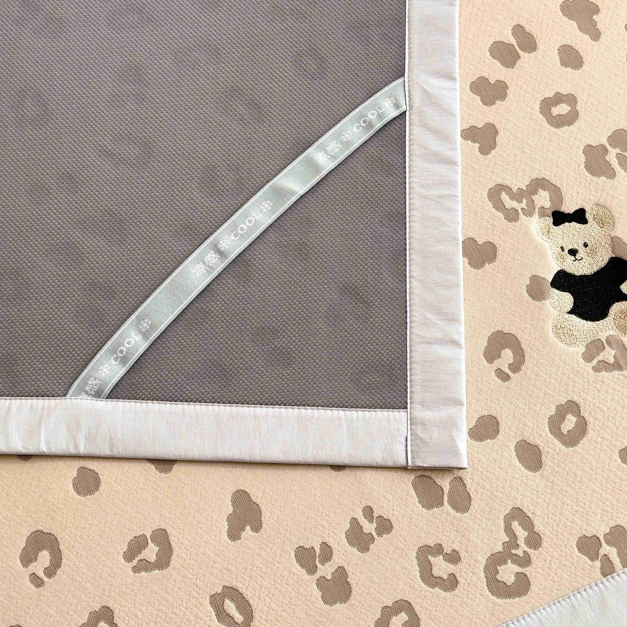 91家纺网 家纺一手货源 找家纺 孩子王家纺 2026春夏新款A类母婴级ins清新冰豆豆小熊刺绣凉感值过0.21夏季冰丝席凉席 小熊豹豹-咖 床单款