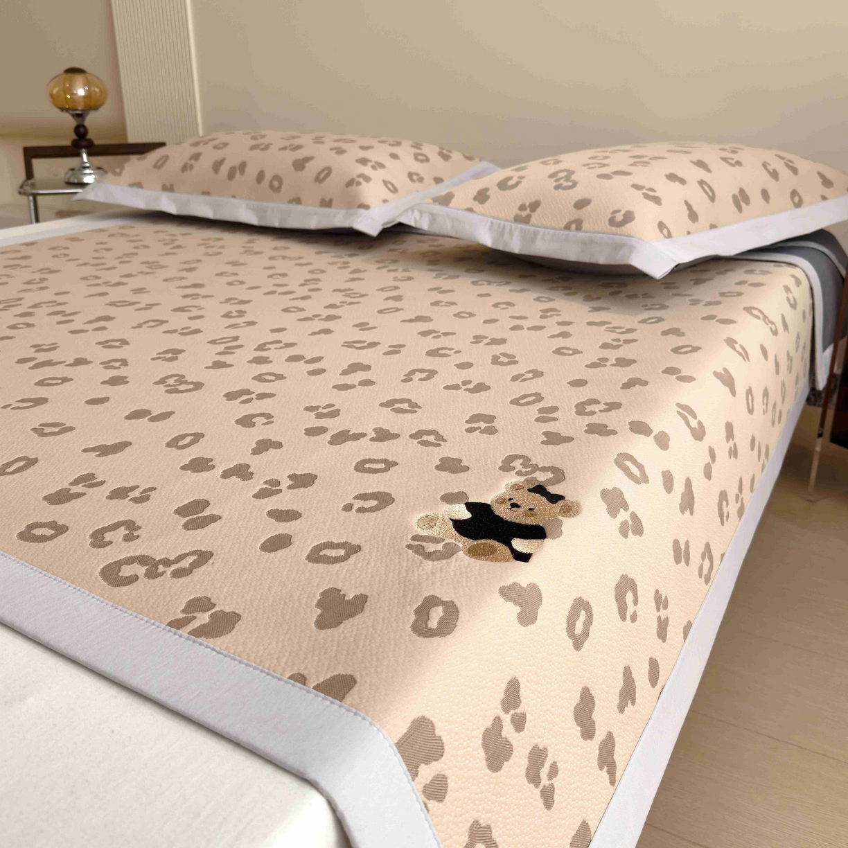 91家纺网 家纺一手货源 找家纺 孩子王家纺 2026春夏新款A类母婴级ins清新冰豆豆小熊刺绣凉感值过0.21夏季冰丝席凉席 小熊豹豹-咖 床单款