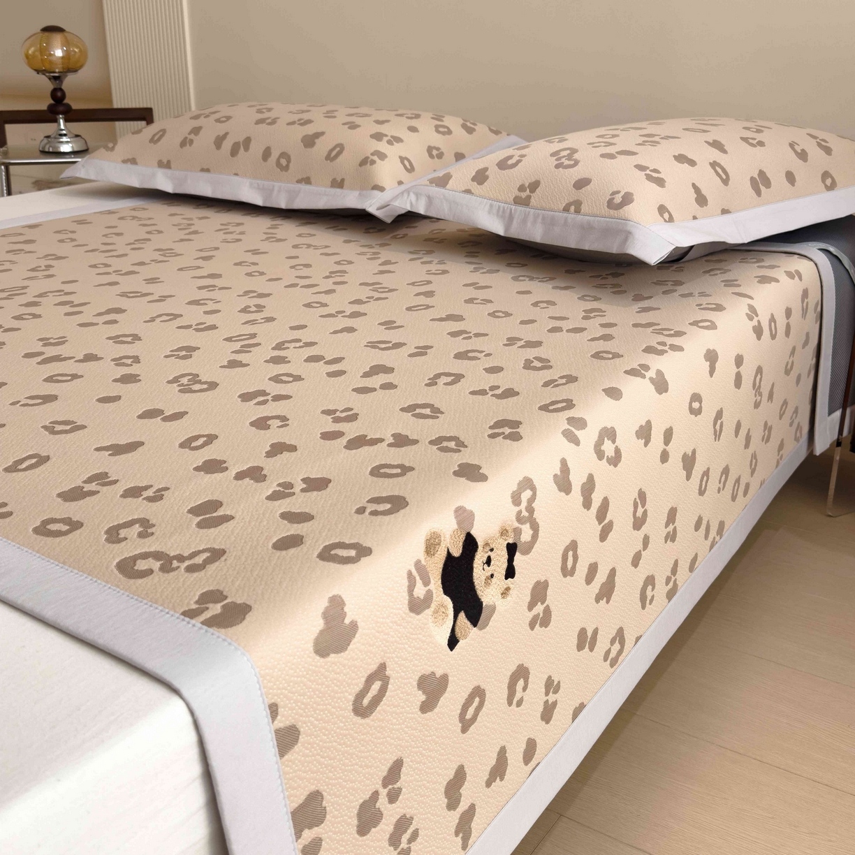 91家纺网 家纺一手货源 找家纺 孩子王家纺 2026春夏新款A类母婴级ins清新冰豆豆小熊刺绣凉感值过0.21夏季冰丝席凉席 小熊豹豹-咖 床单款