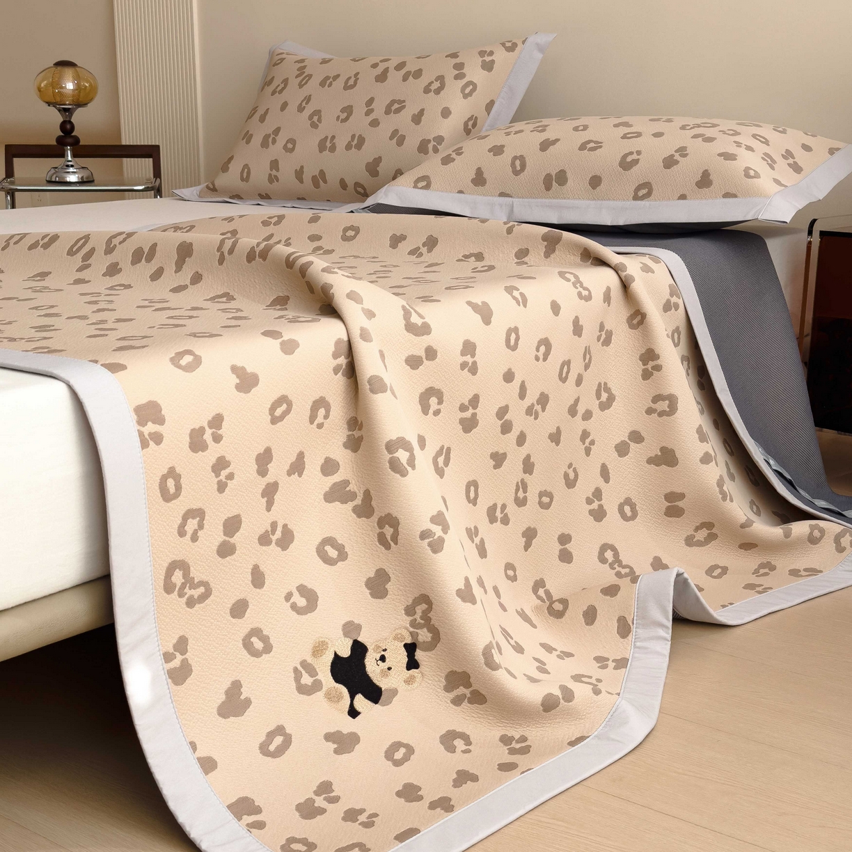 91家纺网 家纺一手货源 找家纺 孩子王家纺 2026春夏新款A类母婴级ins清新冰豆豆小熊刺绣凉感值过0.21夏季冰丝席凉席 小熊豹豹-咖 床单款