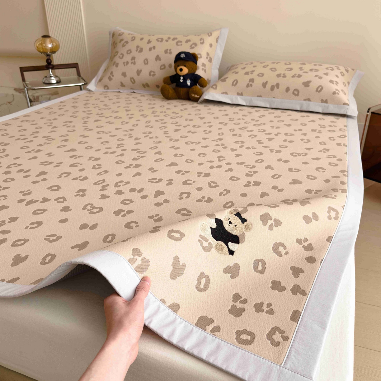 91家纺网 家纺一手货源 找家纺 孩子王家纺 2026春夏新款A类母婴级ins清新冰豆豆小熊刺绣凉感值过0.21夏季冰丝席凉席 小熊豹豹-咖 床单款