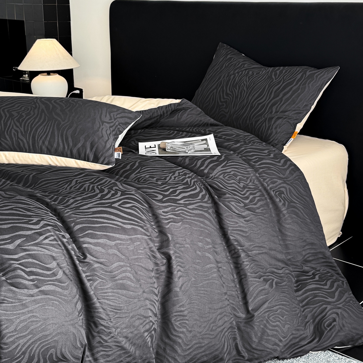 91家纺网 家纺一手货源 找家纺 简宜家居（朝初家纺） 2026新款四季40支全棉提花纯棉四件套--彩绘系列 青禾纹-墨黑