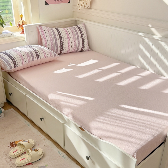 91家纺网 家纺一手货源 找家纺 赛琳 2026新款春夏款泡芙纱双层纱加厚费尔岛系列四件套（有买家秀） 猫咪集粉