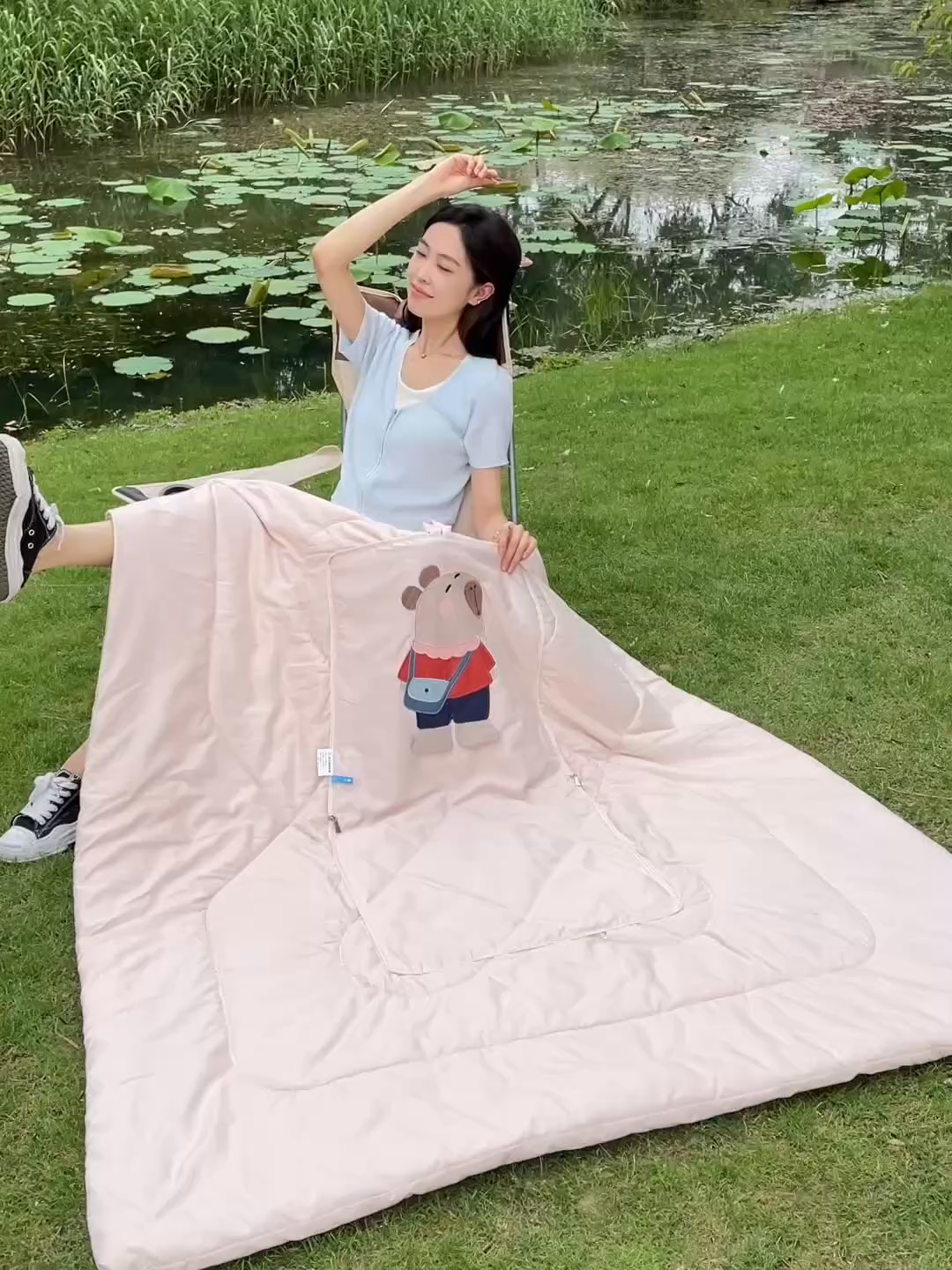 91家纺网 家纺一手货源 找家纺 雷娜家居 2026新款糯糯棉四季款卡皮巴拉抱枕被 卡皮巴拉粉色