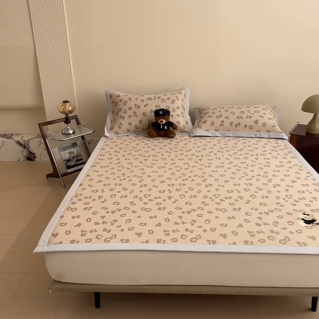 91家纺网 家纺一手货源 找家纺 孩子王家纺 2026春夏新款A类母婴级ins清新冰豆豆小熊刺绣凉感值过0.21夏季冰丝席凉席 小熊豹豹-咖 床单款