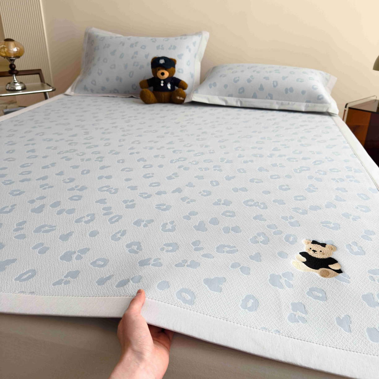 孩子王家纺 2026春夏新款A类母婴级ins清新冰豆豆小熊刺绣凉感值过0.21夏季冰丝席凉席 小熊豹豹-蓝 床单款