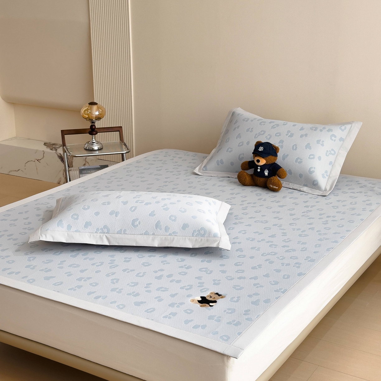 91家纺网 家纺一手货源 找家纺 孩子王家纺 2026春夏新款A类母婴级ins清新冰豆豆小熊刺绣凉感值过0.21夏季冰丝席凉席 小熊豹豹-蓝 床单款