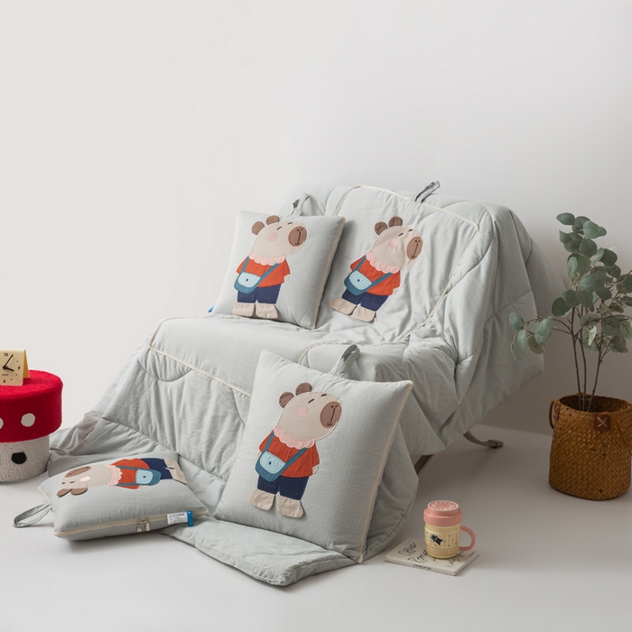 91家纺网 家纺一手货源 找家纺 雷娜家居 2026新款糯糯棉四季款卡皮巴拉抱枕被 卡皮巴拉灰色