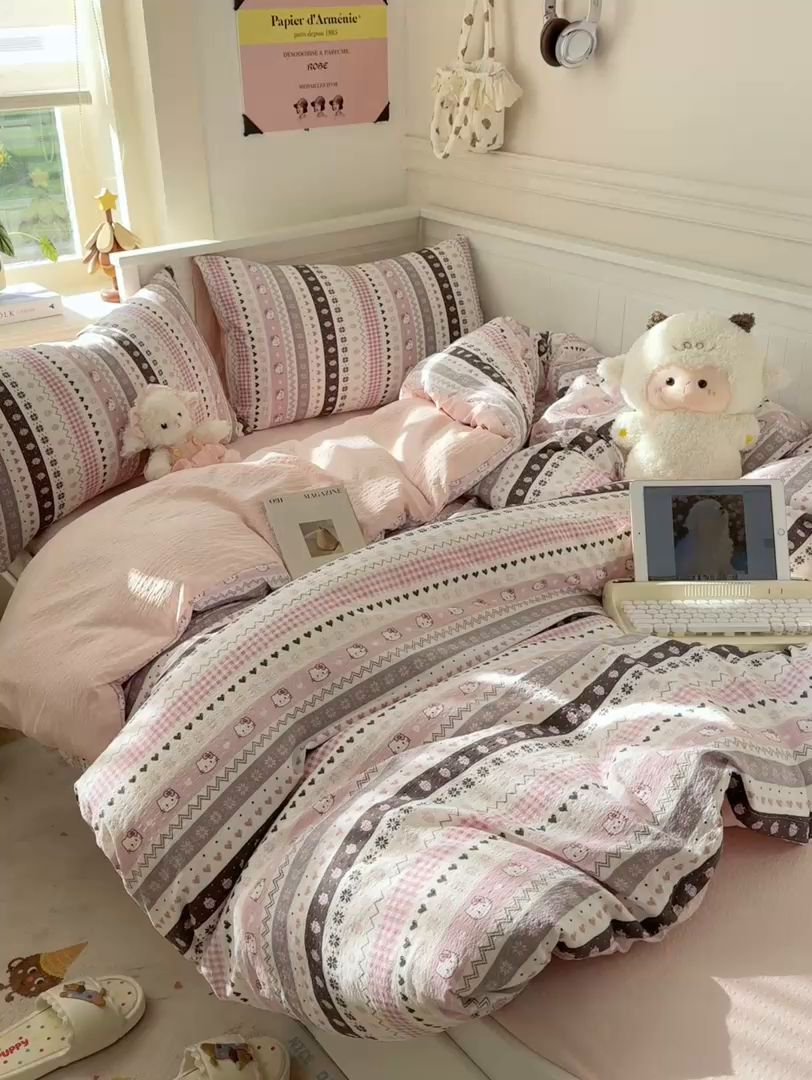 91家纺网 家纺一手货源 找家纺 赛琳 2026新款春夏款泡芙纱双层纱加厚费尔岛系列四件套（有买家秀） 猫咪集粉