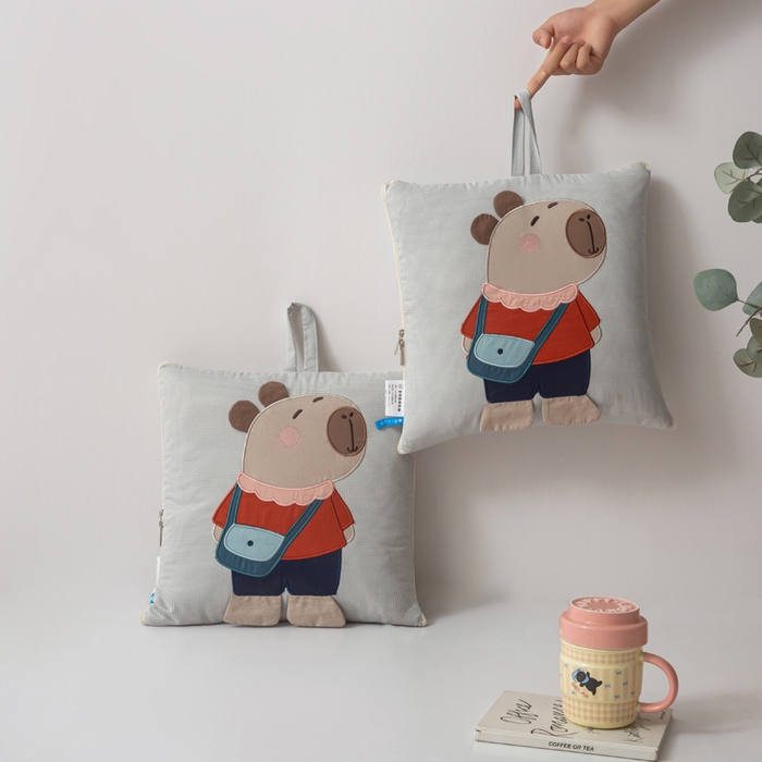 91家纺网 家纺一手货源 找家纺 雷娜家居 2026新款糯糯棉四季款卡皮巴拉抱枕被 卡皮巴拉灰色