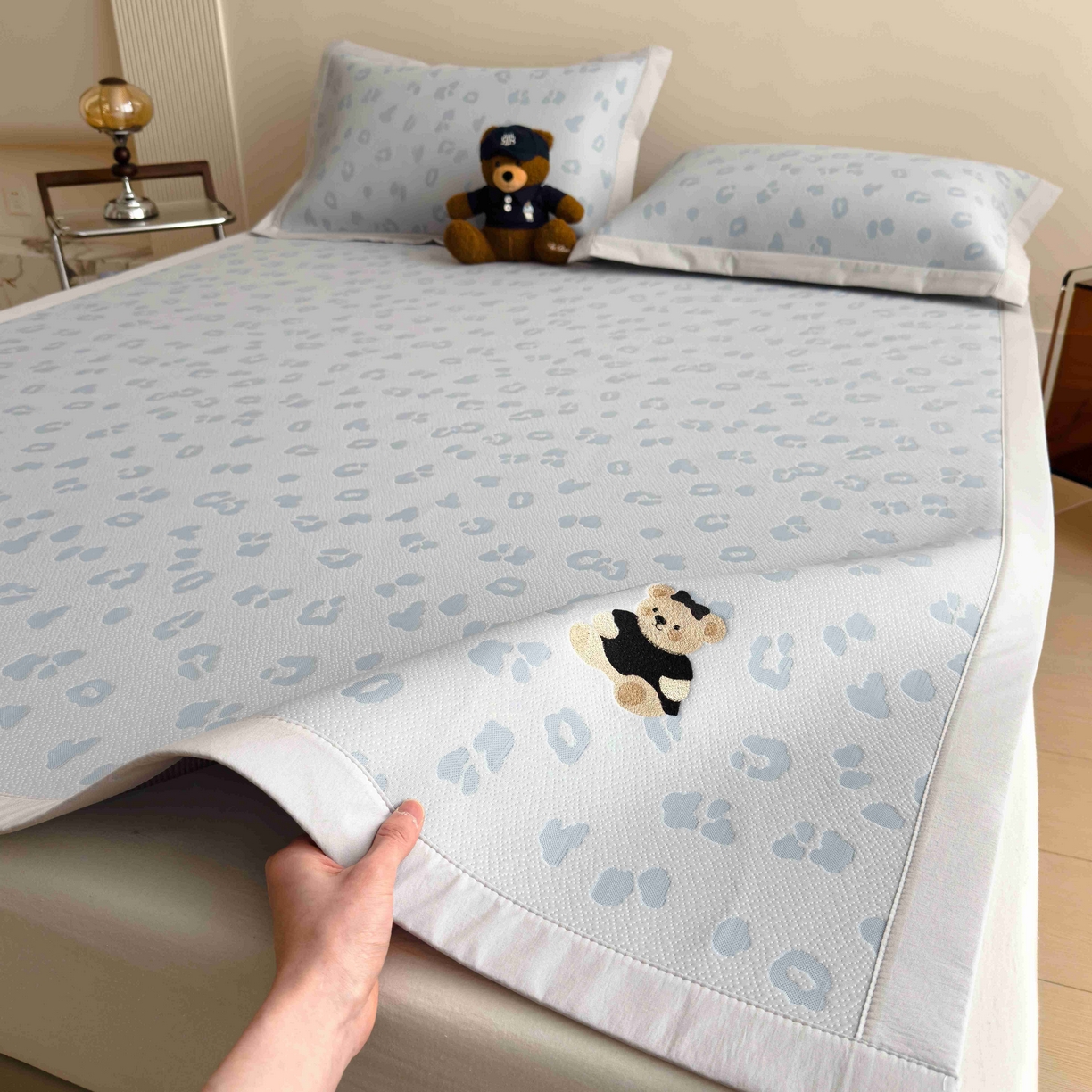 91家纺网 家纺一手货源 找家纺 孩子王家纺 2026春夏新款A类母婴级ins清新冰豆豆小熊刺绣凉感值过0.21夏季冰丝席凉席 小熊豹豹-蓝 床单款