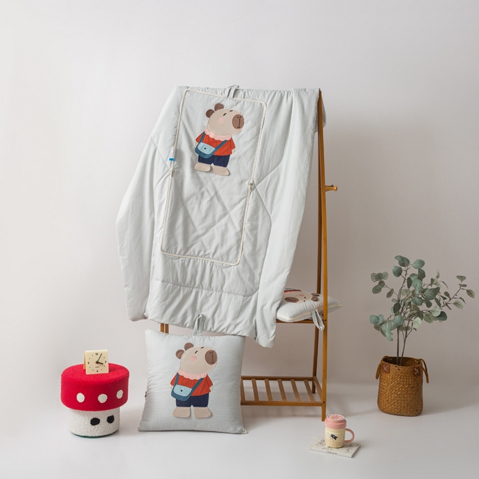 91家纺网 家纺一手货源 找家纺 雷娜家居 2026新款糯糯棉四季款卡皮巴拉抱枕被 卡皮巴拉灰色