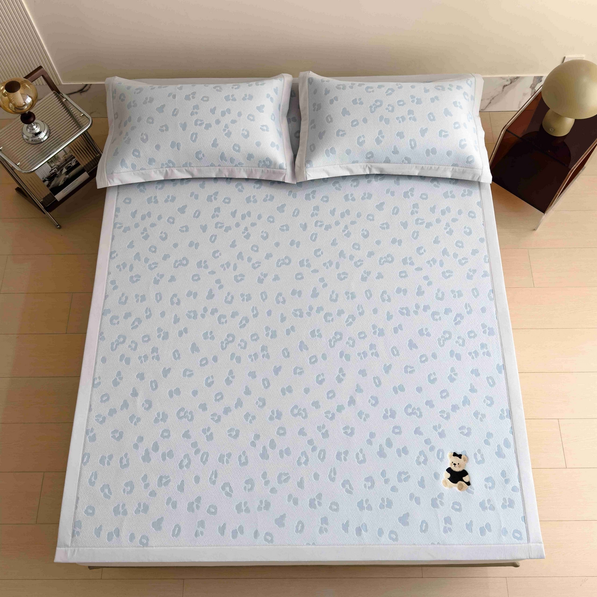 91家纺网 家纺一手货源 找家纺 孩子王家纺 2026春夏新款A类母婴级ins清新冰豆豆小熊刺绣凉感值过0.21夏季冰丝席凉席 小熊豹豹-蓝 床单款