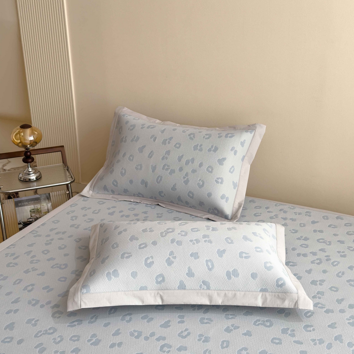 91家纺网 家纺一手货源 找家纺 孩子王家纺 2026春夏新款A类母婴级ins清新冰豆豆小熊刺绣凉感值过0.21夏季冰丝席凉席 小熊豹豹-蓝 床单款